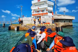 Hơn 1.200 đại biểu thăm quân, dân trên các đảo thuộc Quần đảo Trường Sa, Nhà giàn DK1