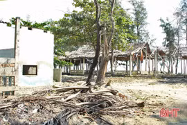 Nhếch nhác quán hàng tại bãi tắm Xuân Thành