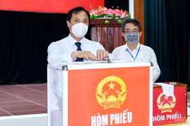 Thường trực Tỉnh ủy Hà Tĩnh bỏ phiếu bầu cử tại nơi cư trú