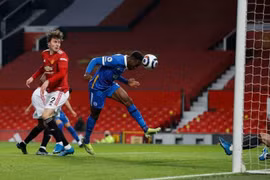 Quỷ đỏ ngược dòng ngoạn mục, Tottenham mất điểm đáng tiếc