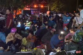 Tái diễn họp chợ đêm nông sản trên đường Hà Tôn Mục, TP Hà Tĩnh