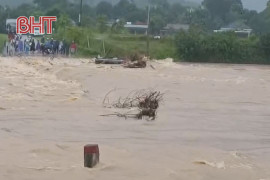 Nước sông Rào Mốc ở Hà Tĩnh dâng cao gây ngập cầu tràn Mỹ Thuận, giao thông bị chia cắt