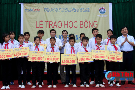 pho chu tich ubnd tinh trao qua cho hoc sinh hoan canh kho khan