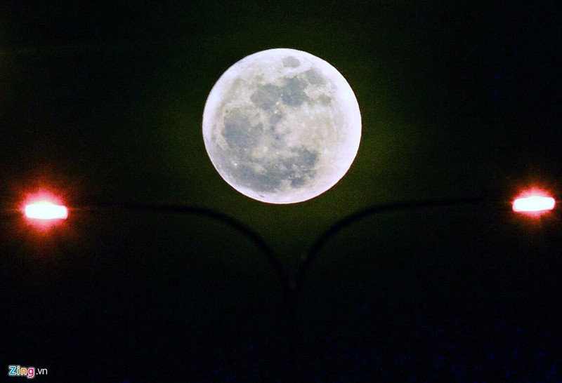 sieu trang lon nhat 70 nam tren bau troi viet nam