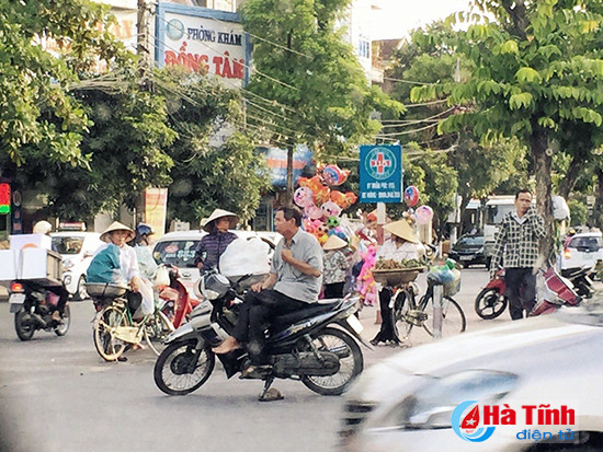 tai dien canh ban hang rong truoc cong bvdk ha tinh
