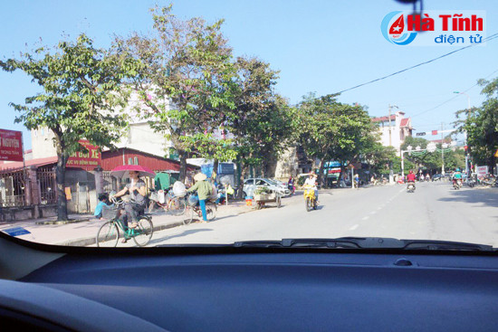 tai dien canh ban hang rong truoc cong bvdk ha tinh