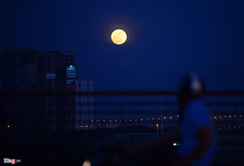 sieu trang lon nhat 70 nam tren bau troi viet nam