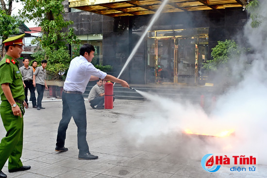 trang bi nghiep vu phong chay cho khach san ha huy