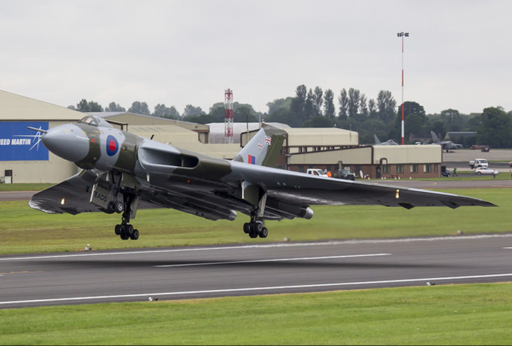 suc manh khung khiep cua than lua avro 698 vulcan b2