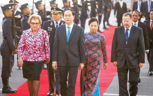 Chủ tịch nước Trần Đại Quang và phu nhân tại sân bay Peru. (Ảnh: TTXVN) chu tich nuoc tran dai quang gap rong rai cac lanh dao apec