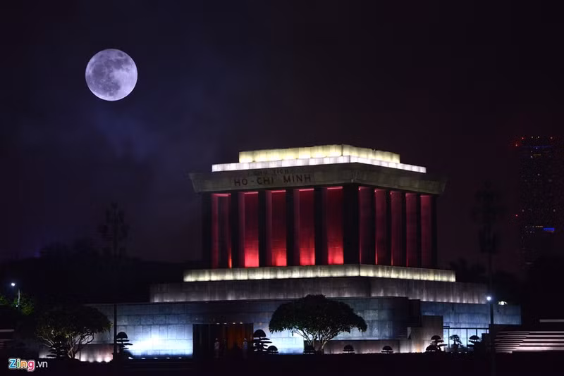 sieu trang lon nhat 70 nam tren bau troi viet nam