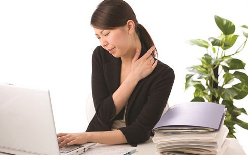 Môi trường làm việc căng thẳng, ít vận động dễ mắc rối loạn tiền đình (Ảnh: KT) gioi van phong de mac roi loan tien dinh