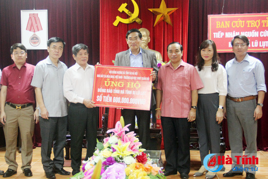 hoi dong huong ha tinh tai ha noi trao qua cho nguoi dan vung lu