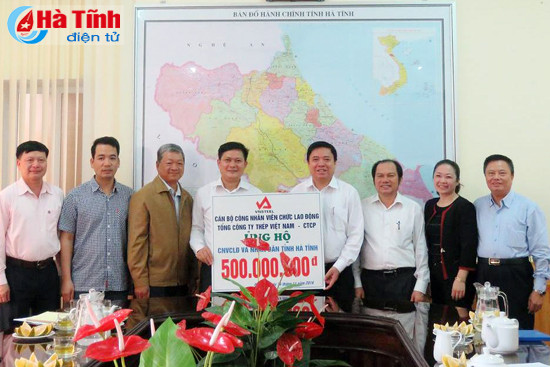 hoi dong huong ha tinh tai ha noi trao qua cho nguoi dan vung lu