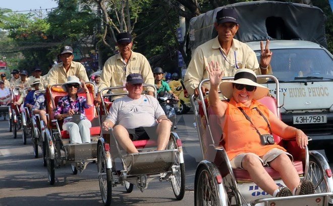 Sự cũ kỹ, nhàm chán là vấn đề của du lịch Việt Nam hiện tại - Ảnh: T.VINH du lich viet nam sao cu khoac mai chiec ao xoang xinh