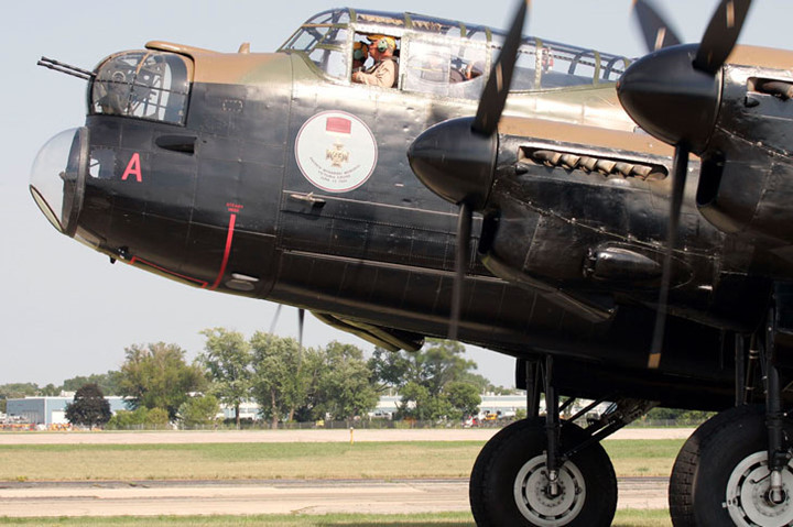 su dang so cua may bay nem bom avro lancaster mk x noi tieng