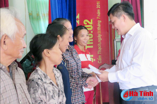 hoi dong huong ha tinh tai ha noi trao qua cho nguoi dan vung lu