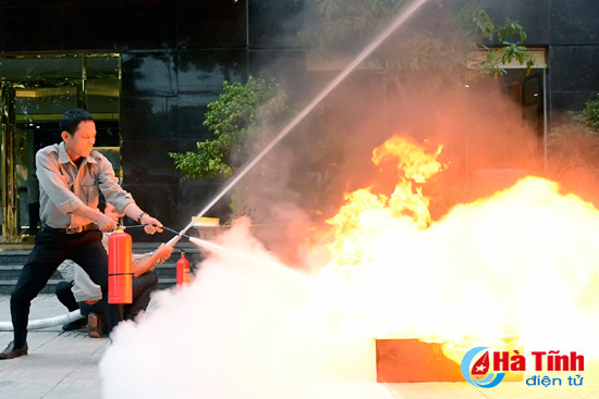 trang bi nghiep vu phong chay cho khach san ha huy