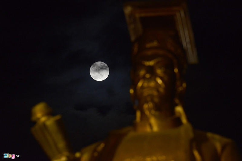 sieu trang lon nhat 70 nam tren bau troi viet nam