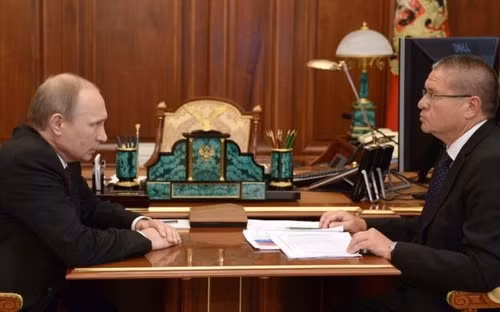 ong putin cach chuc bo truong kinh te bi cao buoc nhan hoi lo