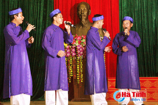 ra mat cau lac bo dan ca vi giam phuong ha huy tap