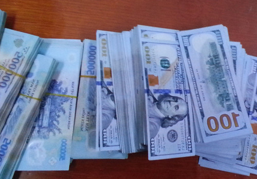 nguoi giup viec chon tien ty an trom o vuon chuoi