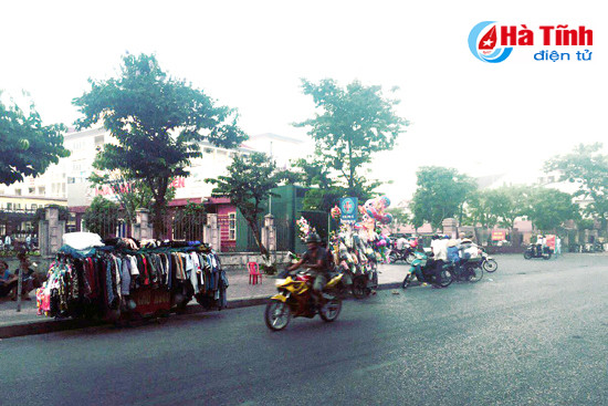 tai dien canh ban hang rong truoc cong bvdk ha tinh