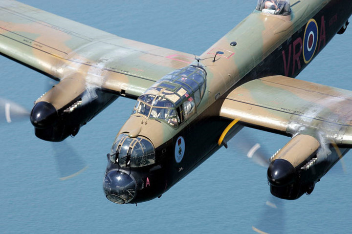 su dang so cua may bay nem bom avro lancaster mk x noi tieng