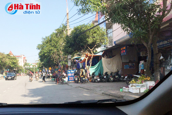 tai dien canh ban hang rong truoc cong bvdk ha tinh