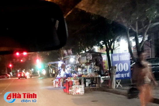 tai dien canh ban hang rong truoc cong bvdk ha tinh