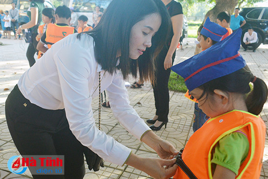 nhieu phan qua den voi nguoi ngheo dong bao vung lu