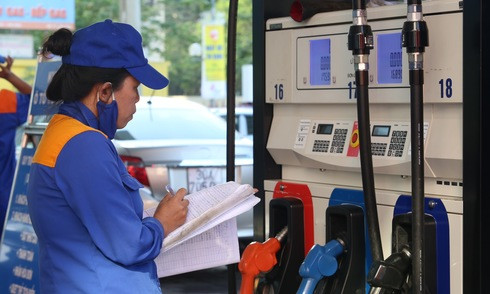 xang giam gia hon 500 dong mot lit