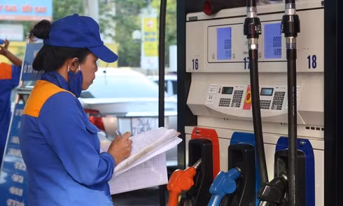 xang giam gia hon 500 dong mot lit