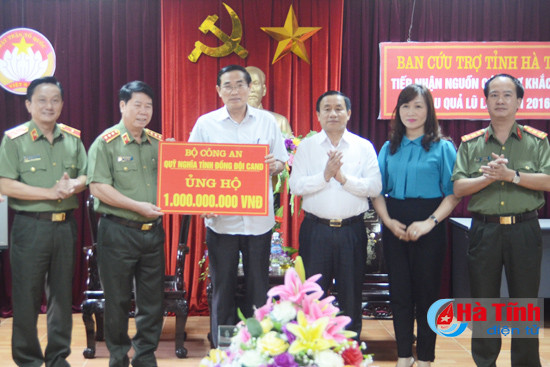 bo cong an trao 1 ty dong ho tro dong bao vung lu ha tinh