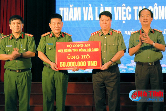 bo cong an trao 1 ty dong ho tro dong bao vung lu ha tinh