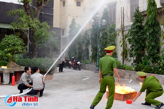 trang bi nghiep vu phong chay cho khach san ha huy