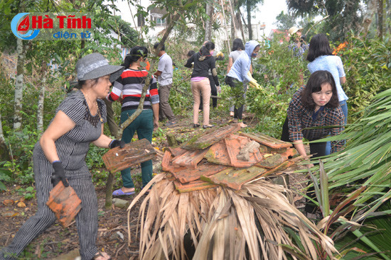 hoi lhpn ha tinh giup dan xay dung nha sach vuon dep