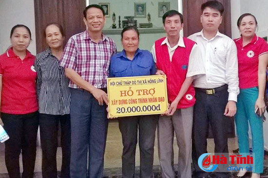 nhieu phan qua den voi nguoi ngheo dong bao vung lu