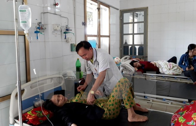 gan 80 nguoi nhap vien sau khi di an co cuoi