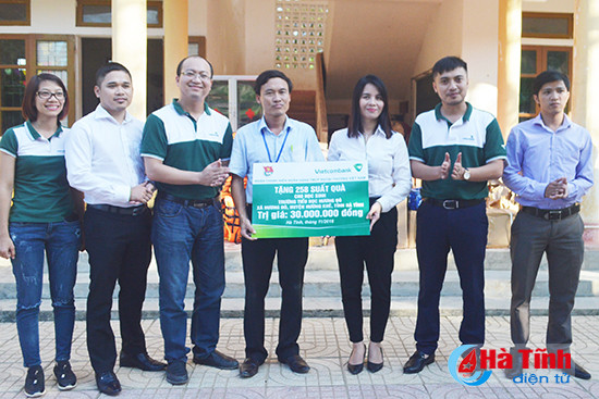 nhieu phan qua den voi nguoi ngheo dong bao vung lu