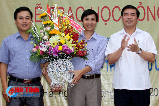 pho chu tich ubnd tinh trao qua cho hoc sinh hoan canh kho khan