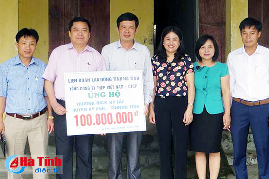 nhieu phan qua den voi nguoi ngheo dong bao vung lu