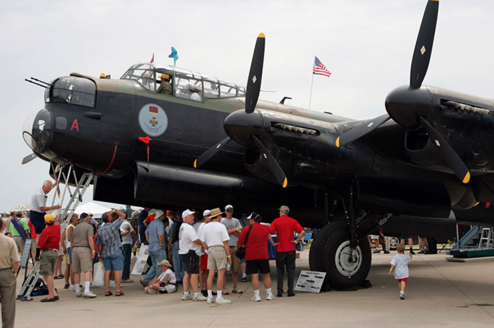 su dang so cua may bay nem bom avro lancaster mk x noi tieng