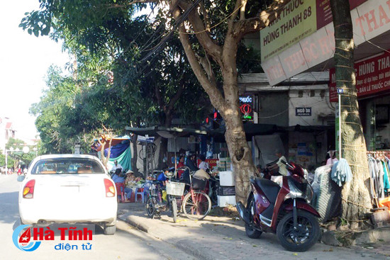 tai dien canh ban hang rong truoc cong bvdk ha tinh