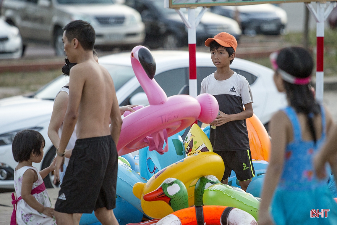 Muôn vẻ trẻ em nông thôn Hà Tĩnh giúp bố mẹ thêm thu nhập