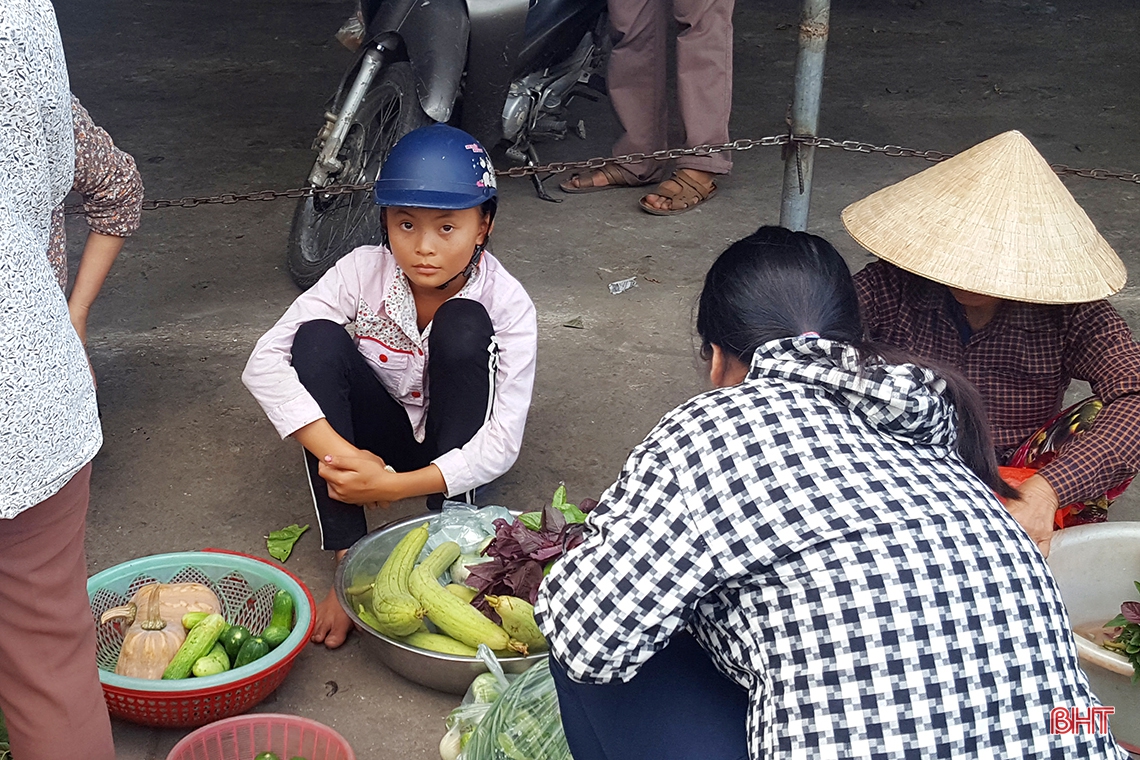 Muôn vẻ trẻ em nông thôn Hà Tĩnh giúp bố mẹ thêm thu nhập