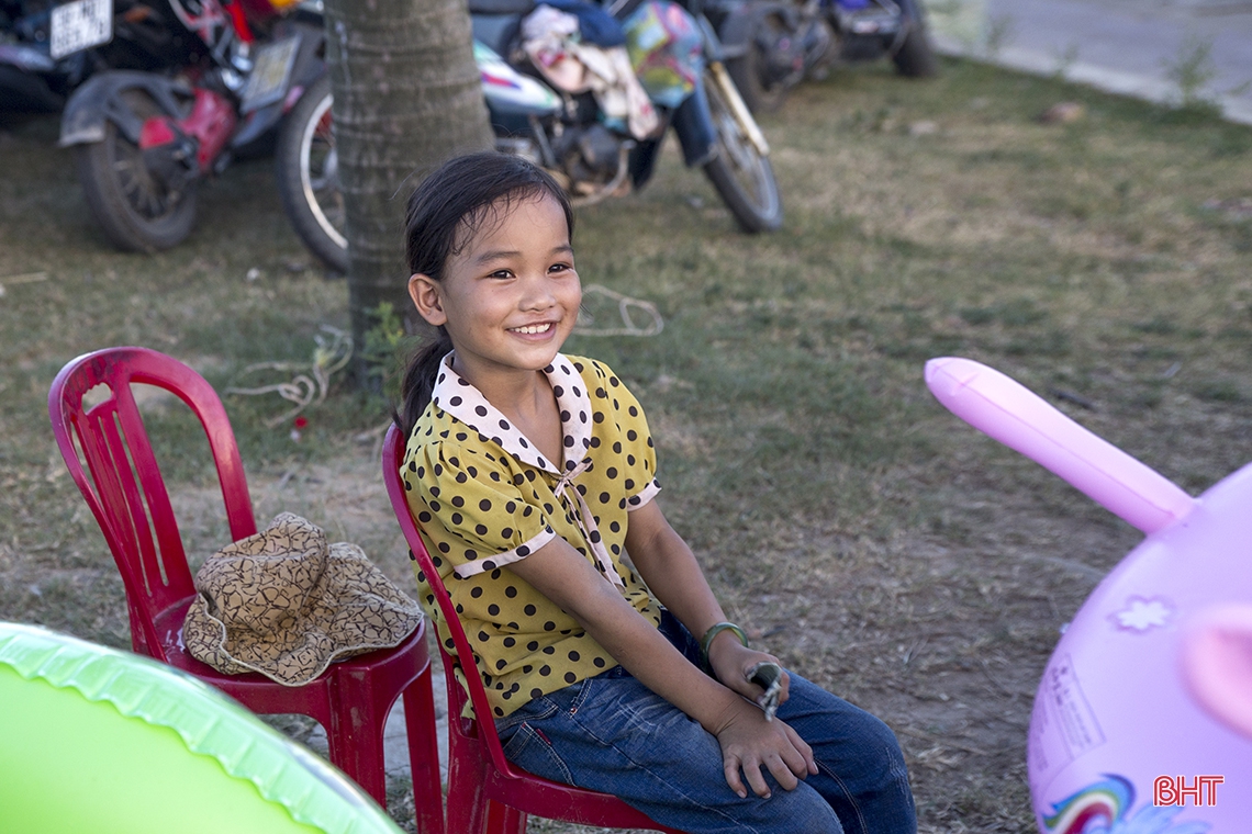 Muôn vẻ trẻ em nông thôn Hà Tĩnh giúp bố mẹ thêm thu nhập