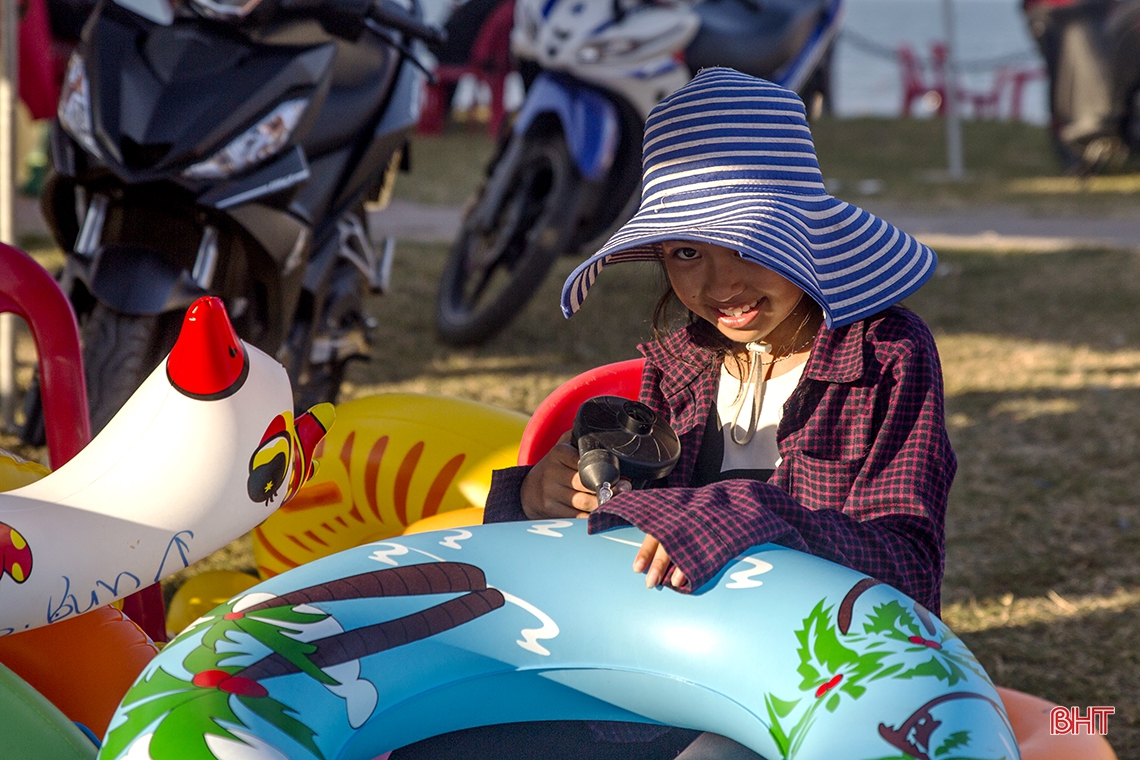 Muôn vẻ trẻ em nông thôn Hà Tĩnh giúp bố mẹ thêm thu nhập