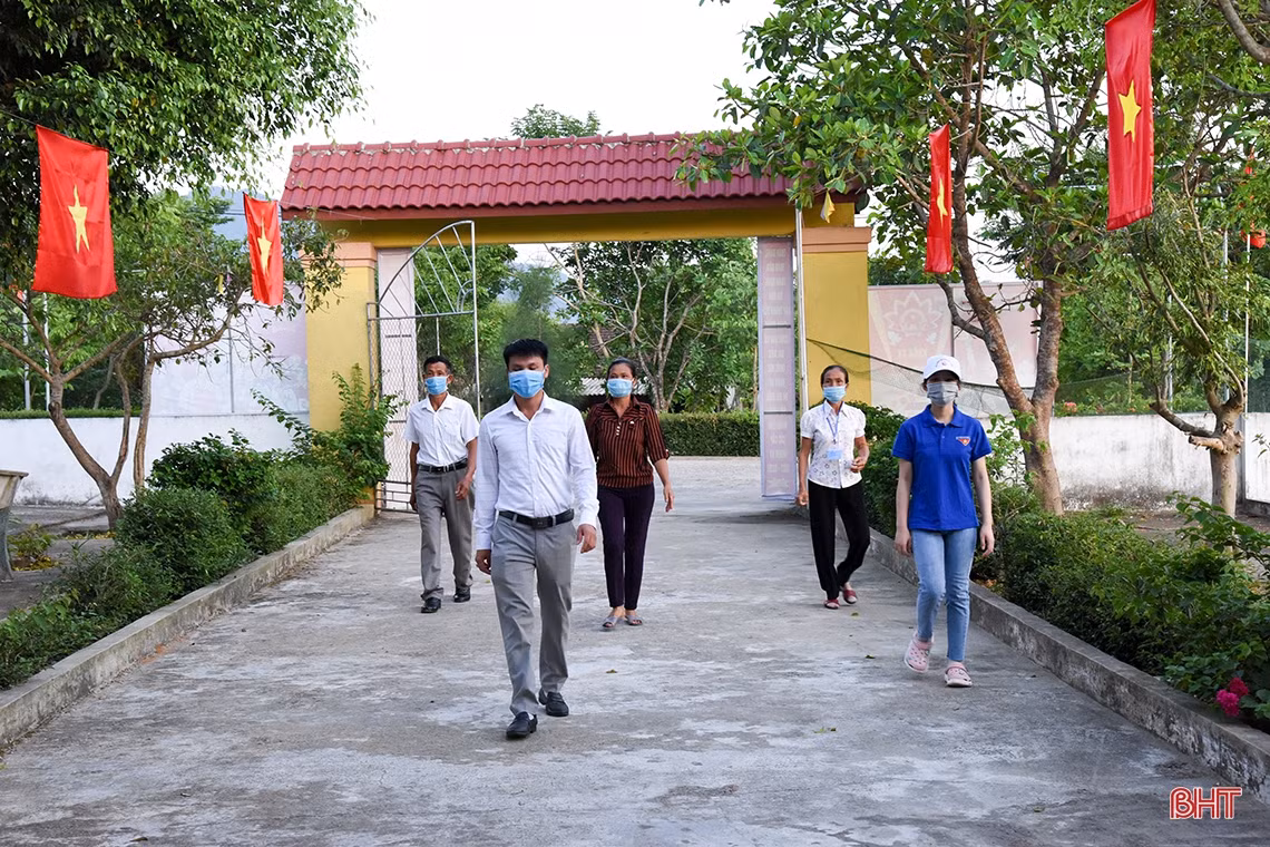 Cử tri Hà Tĩnh náo nức bầu chọn người đại biểu Nhân dân