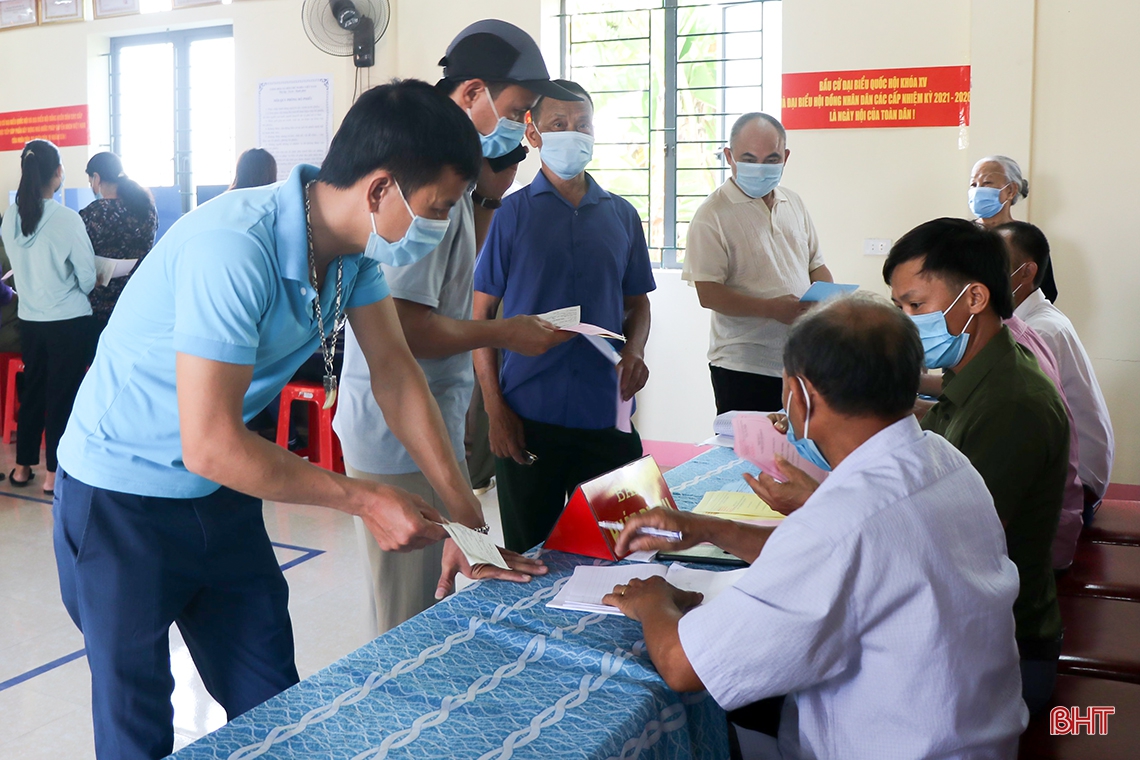 Cử tri Hà Tĩnh náo nức bầu chọn người đại biểu Nhân dân